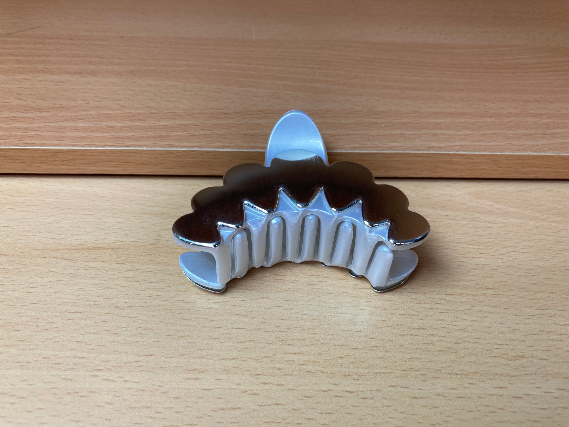 Tiny Treasures Seoul - Silver Scallop Hair Claw Front View